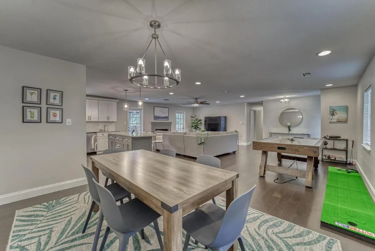 Holiday home Eclectic Oasis- Pool - Air Hockey - Lake View Tampa