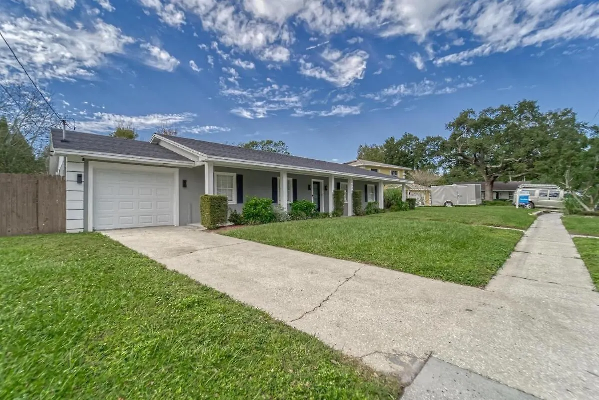 Eclectic Oasis- Pool - Air Hockey - Lake View Tampa Holiday home