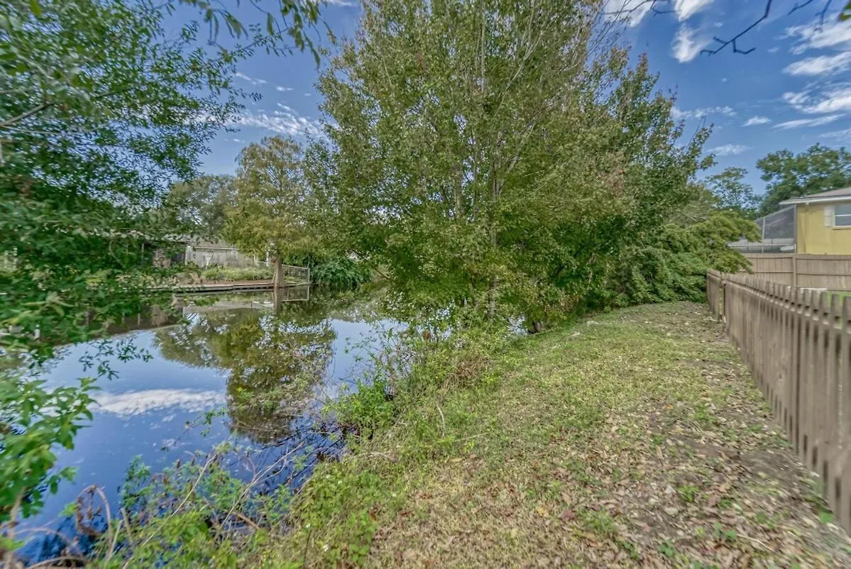 Eclectic Oasis- Pool - Air Hockey - Lake View Tampa Holiday home