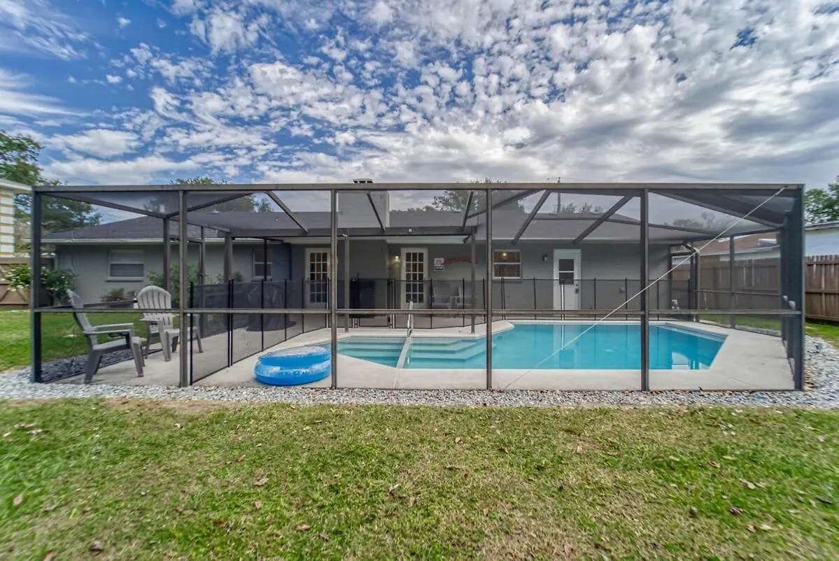 Eclectic Oasis- Pool - Air Hockey - Lake View Tampa Holiday home