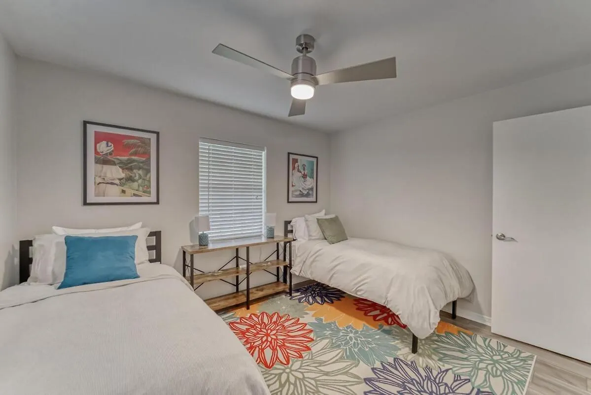 Eclectic Oasis- Pool - Air Hockey - Lake View Tampa United States