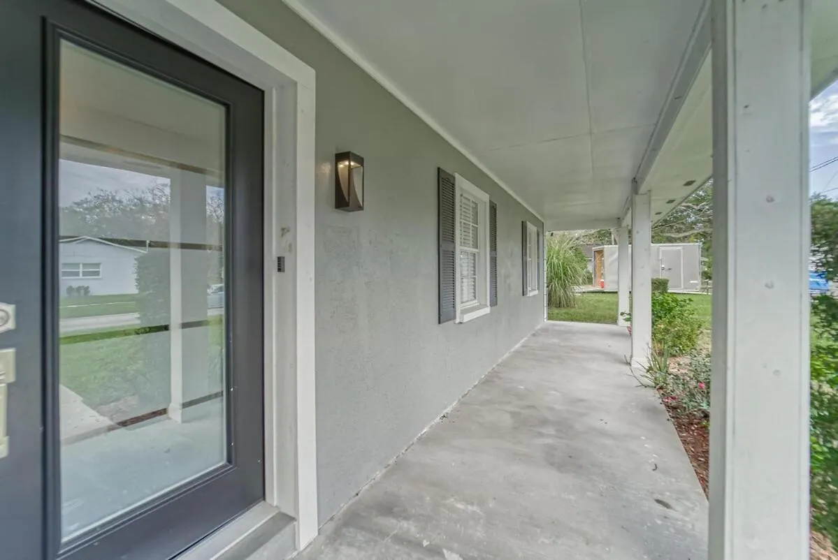 Eclectic Oasis- Pool - Air Hockey - Lake View Tampa Holiday home