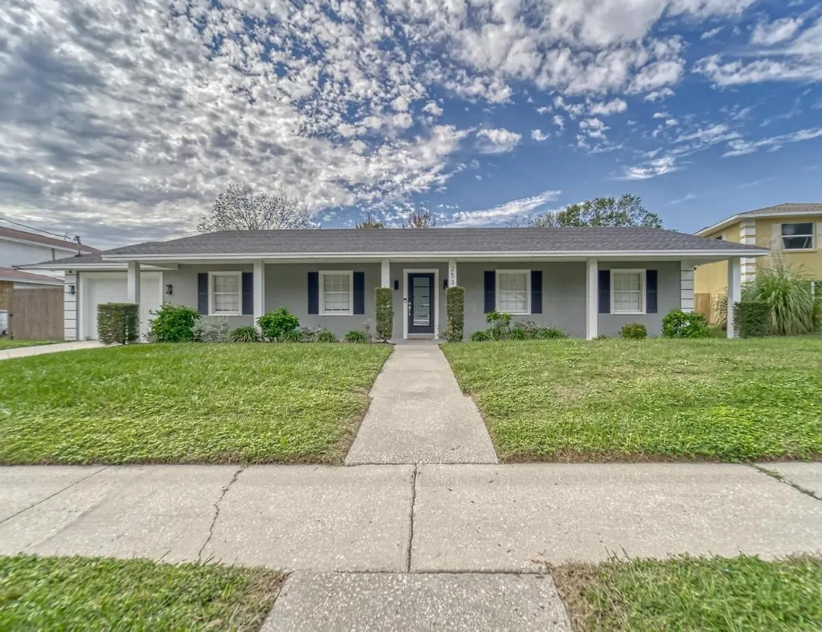 Holiday home Eclectic Oasis- Pool - Air Hockey - Lake View Tampa